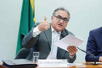 Prefeito de Belém Edmilson Rodrigues (PSOL-PA) vai além no pagamento de abono aos profissionais da Educação. Foto: Pablo Valadares/Câmara dos Deputados.